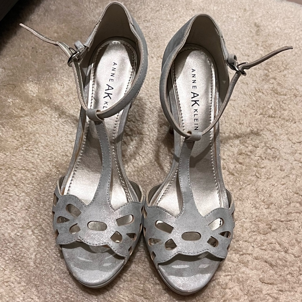 Anne Klein Sultry t-strap heeled sandals size 7.5